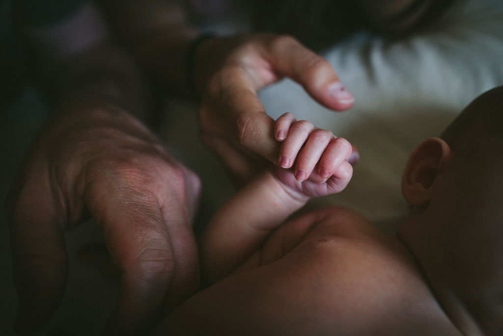 Tiny, sweet hands -Documentary newborn photography in Oakland by Becca Henry Photography