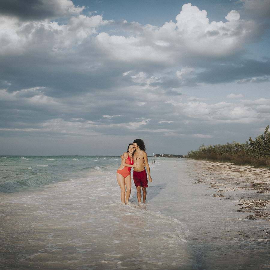 Couples session in Isla Hobox, Mexico