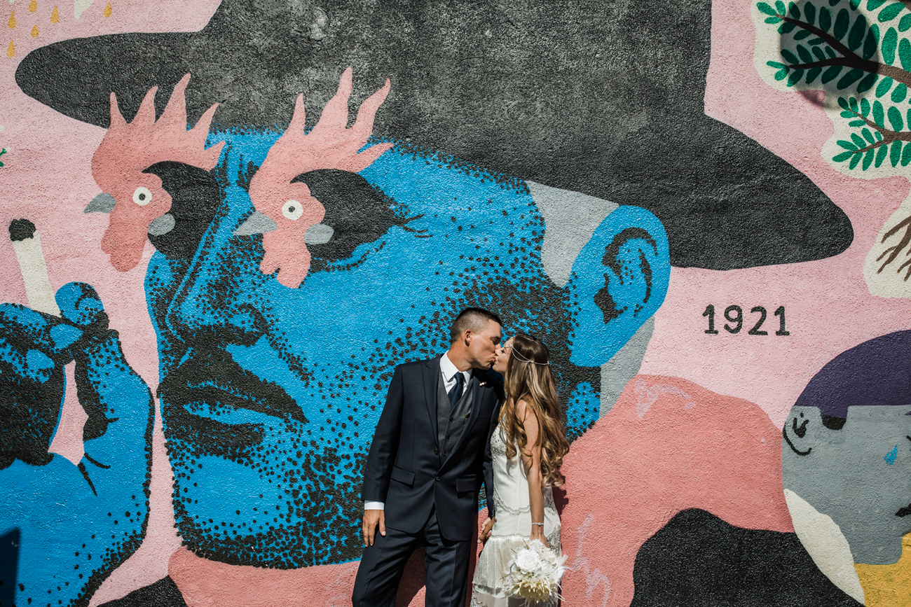 Las Vegas Wedding. Red Rock Wedding . Becca Henry Photography . Bridal party photos with mural in old Vegas