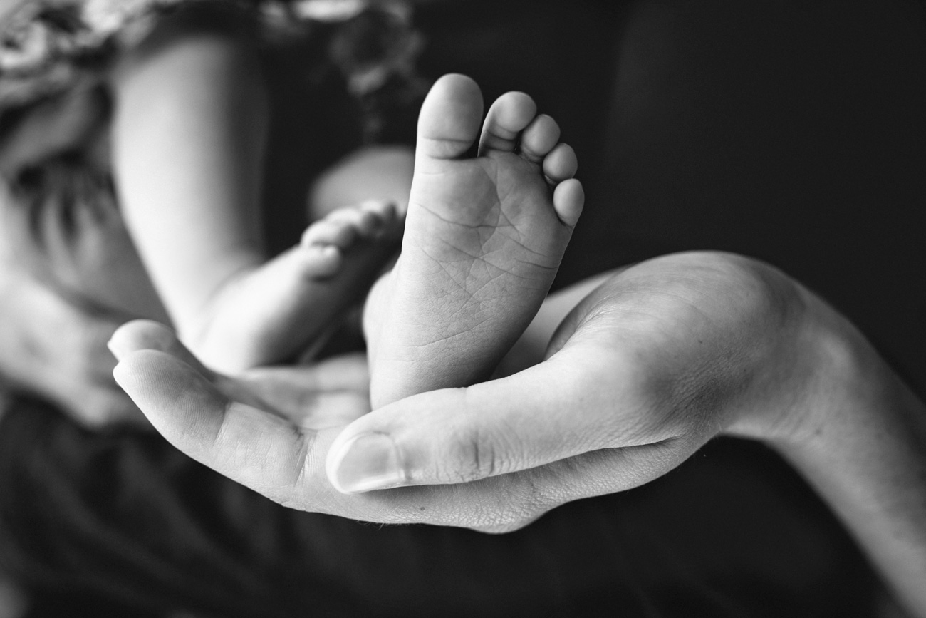 Becca Henry Photography - Newborn Photography in Oakland- parents holding newborn's tiny foot